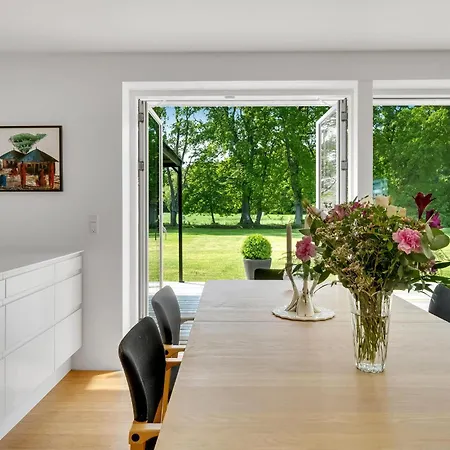 בית נופש Gorgeous Home In Glesborg With Sauna