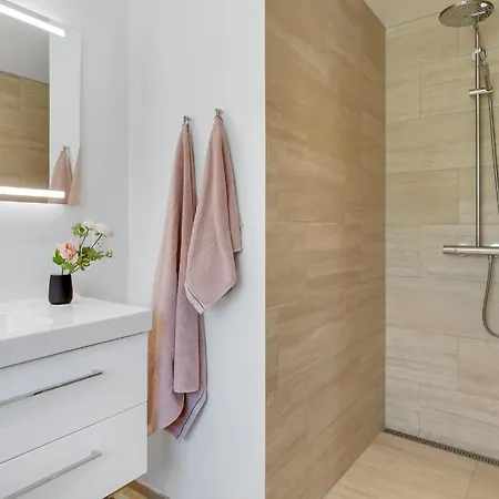 בית נופש Gorgeous Home In Glesborg With Sauna Glesborg